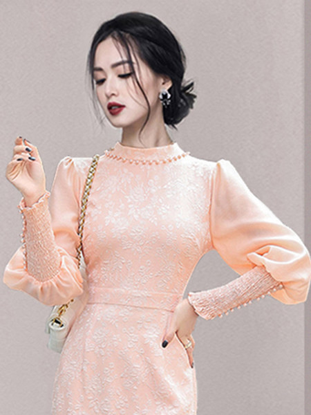 Stiilne nööpide ja pikkade varrukatega kleit