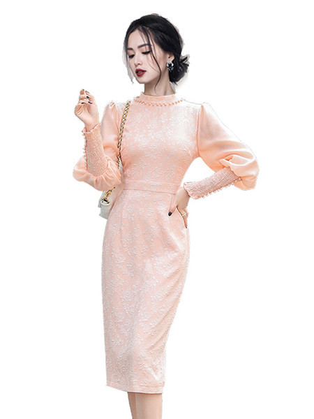 Stiilne nööpide ja pikkade varrukatega kleit