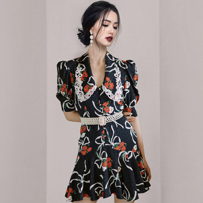 Κομψό γυναικείο φόρεμα με ζώνη και φλοράλ μοτίβο