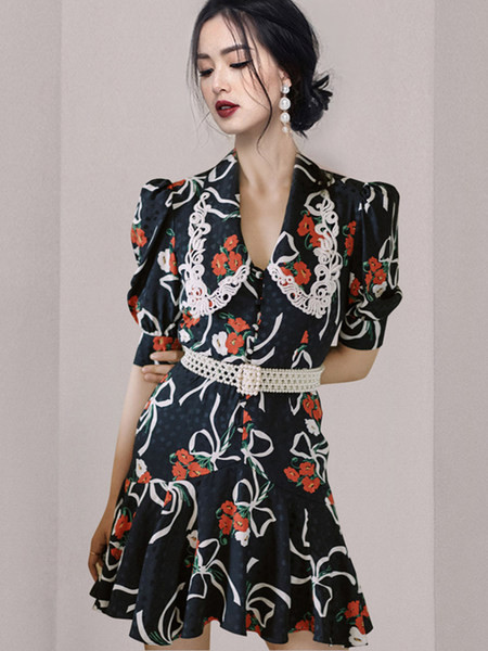 Κομψό γυναικείο φόρεμα με ζώνη και φλοράλ μοτίβο