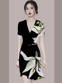 Kaasaegne naiste kleit spits kaelusega ja lillemustriga