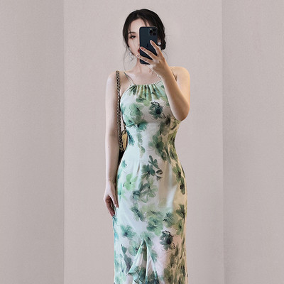 Lillemustri ja peenikeste rihmadega naiste kleit