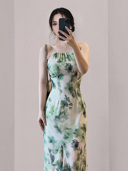 Lillemustri ja peenikeste rihmadega naiste kleit