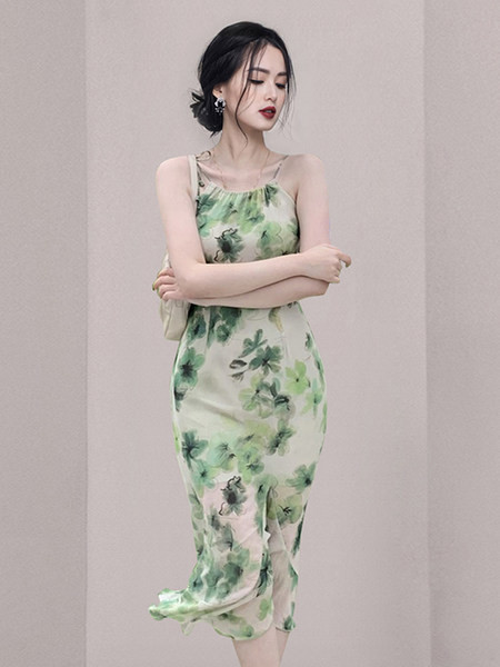 Lillemustri ja peenikeste rihmadega naiste kleit