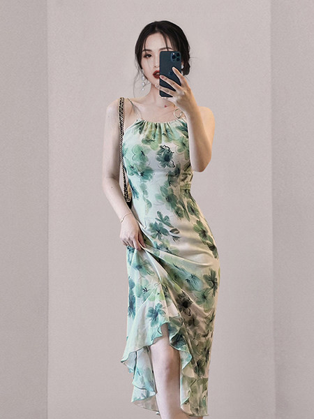 Lillemustri ja peenikeste rihmadega naiste kleit