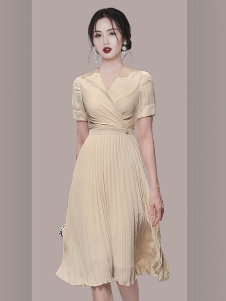 Kahes värvitoonis plisseeritud naiste kleit