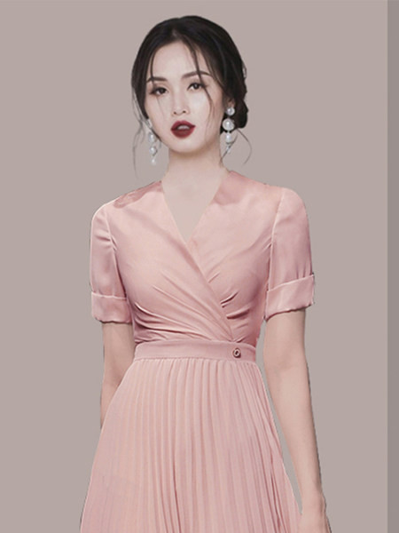 Kahes värvitoonis plisseeritud naiste kleit