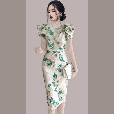 Moodne liibuv lillemustriga kleit