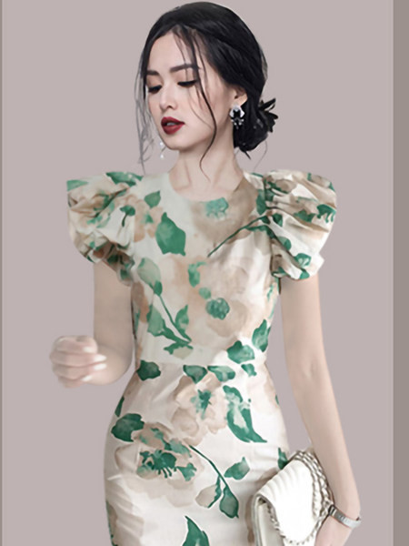 Moodne liibuv lillemustriga kleit