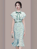 Värviline lokkidega naiste kleit