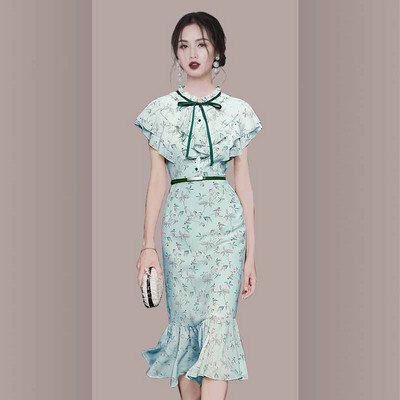 Värviline lokkidega naiste kleit