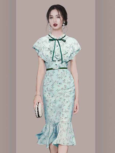 Värviline lokkidega naiste kleit