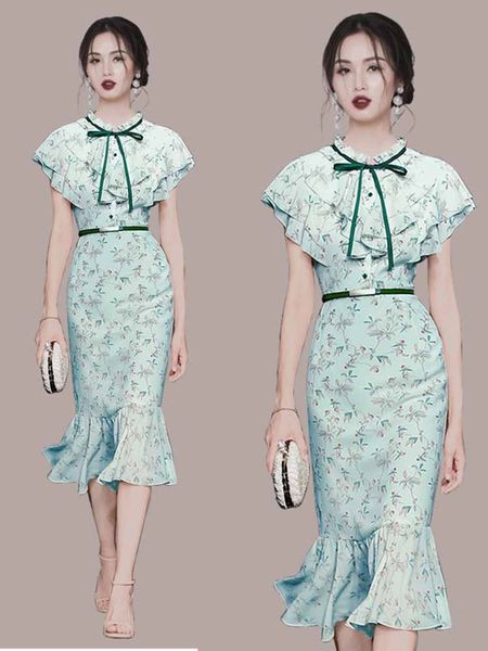 Värviline lokkidega naiste kleit