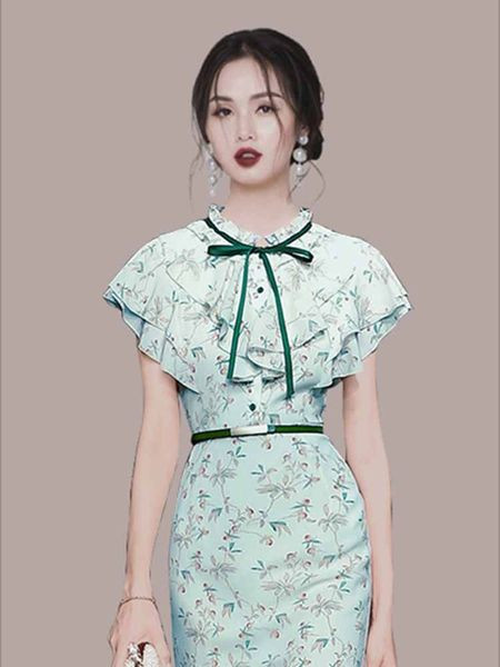 Värviline lokkidega naiste kleit