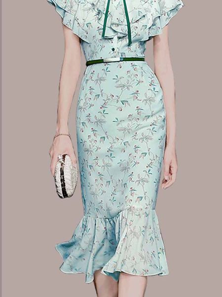 Värviline lokkidega naiste kleit