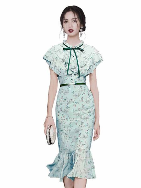 Värviline lokkidega naiste kleit