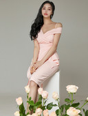 Naiste asümmeetriline roosa värvi kleit