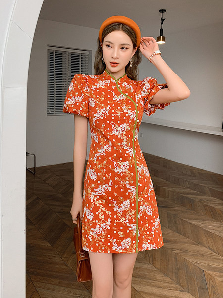 Moodne lühike lillemustriga kleit