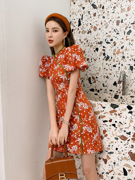 Moodne lühike lillemustriga kleit