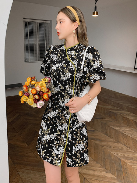 Moodne lühike lillemustriga kleit