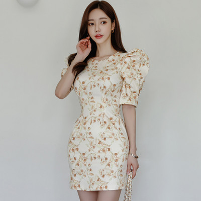 Ovaalse kaelusega ja lillemotiividega naiste kleit