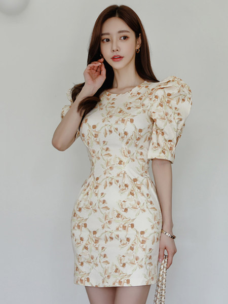 Ovaalse kaelusega ja lillemotiividega naiste kleit