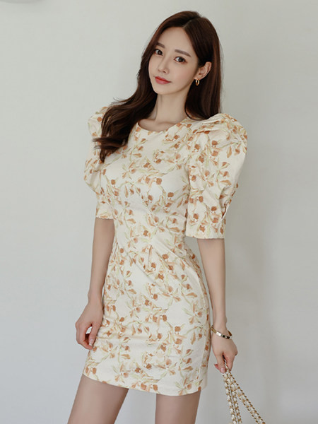 Ovaalse kaelusega ja lillemotiividega naiste kleit