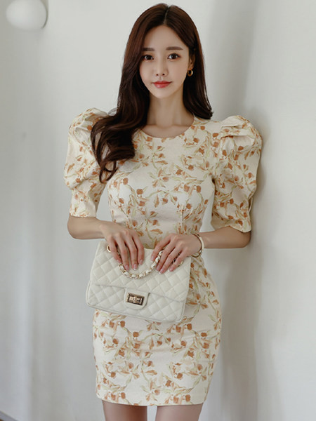 Ovaalse kaelusega ja lillemotiividega naiste kleit