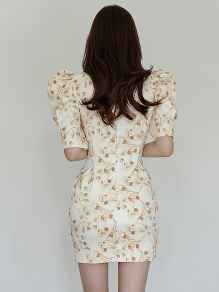 Ovaalse kaelusega ja lillemotiividega naiste kleit