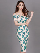 Liibuv mudel naiste pikk lillemustriga kleit