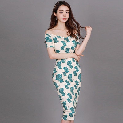 Liibuv mudel naiste pikk lillemustriga kleit