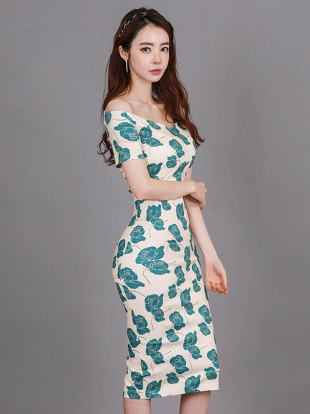 Liibuv mudel naiste pikk lillemustriga kleit