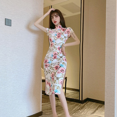 Moodne lillemustriga naiste kleit