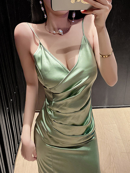 Stiilne kleit õhukeste rihmade ja lõhikuga