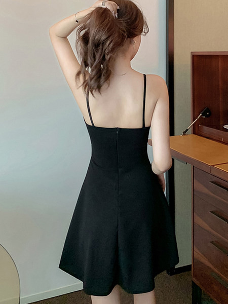 Peenikeste rihmadega kleit musta värvi