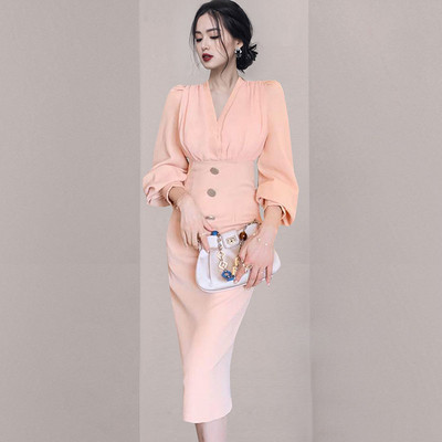 Naiste roosa nööpidega kleit