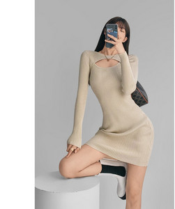 Õhukesest kudumisest lühike pikkade varrukatega kleit