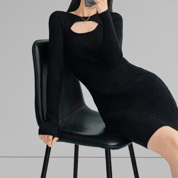 Õhukesest kudumisest lühike pikkade varrukatega kleit