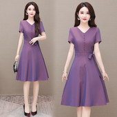 Spitsikaelusega naiste kleit - kaks värvi