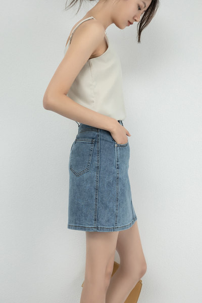 Lühike teksaseeliku tavaline kõrge vöökohaga mudel