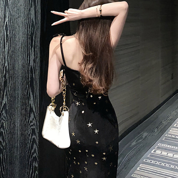 Peenikeste rihmadega naiste kleit musta värvi