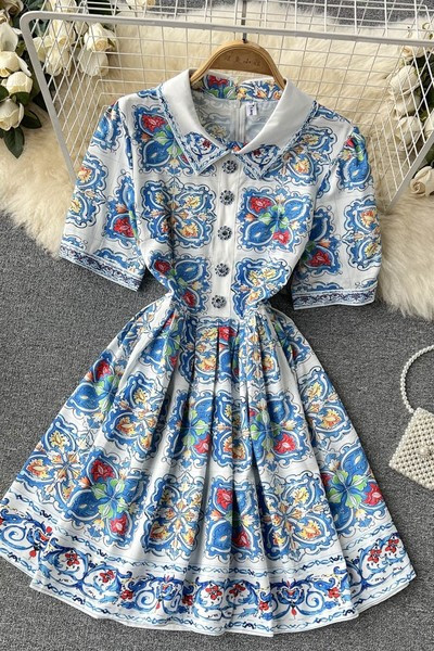 Naiste kleit lühikeste varrukate ja nööpidega