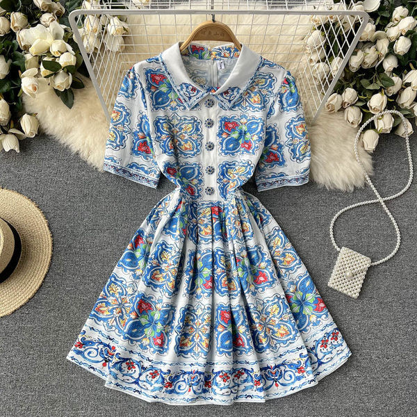 Naiste kleit lühikeste varrukate ja nööpidega