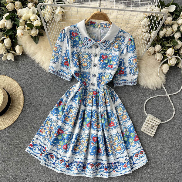 Naiste kleit lühikeste varrukate ja nööpidega