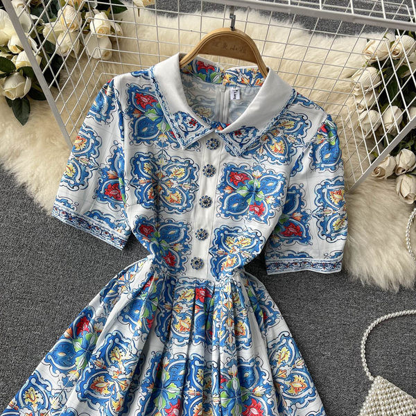 Naiste kleit lühikeste varrukate ja nööpidega