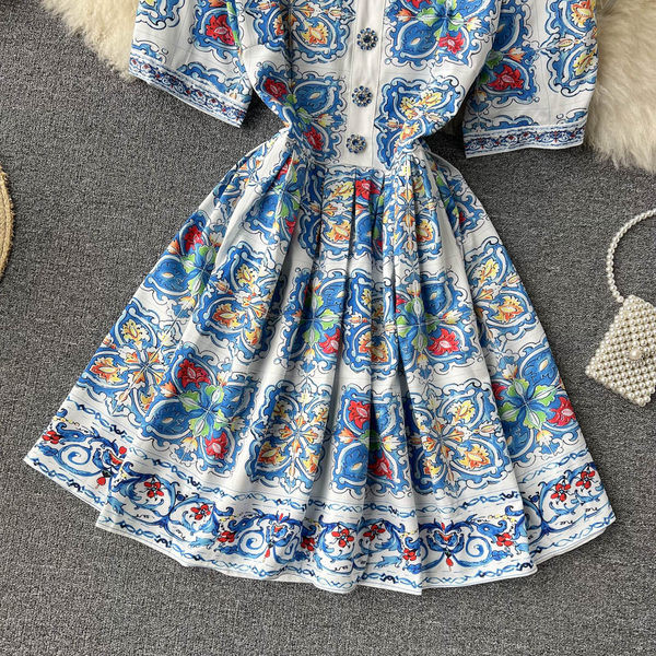 Naiste kleit lühikeste varrukate ja nööpidega