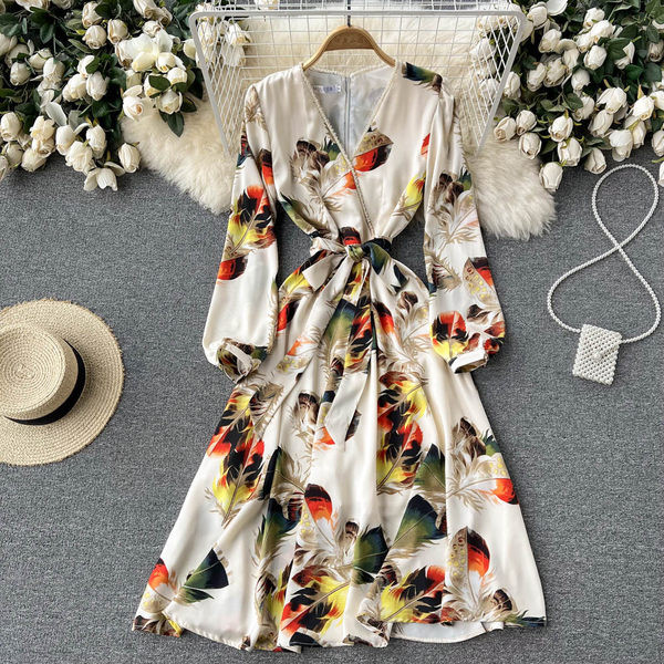 Moodne kevadkleit vööga