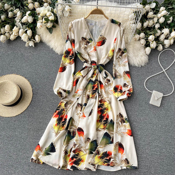 Moodne kevadkleit vööga