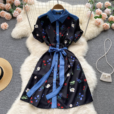 Lühikeste varrukatega ja lillelise mustriga naiste kleit