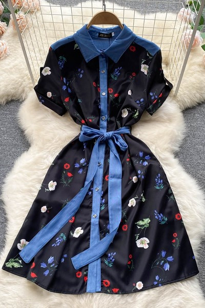 Lühikeste varrukatega ja lillelise mustriga naiste kleit